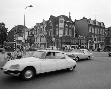 55005 Gezicht op enkele huizen aan de Catharijnesingel te Utrecht op de hoek met de Leidseweg (rechts), vanaf de ...